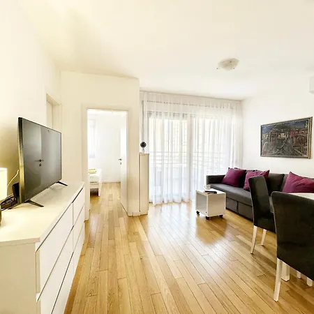 S'akvarel 1 - Private Garage Апартаменти